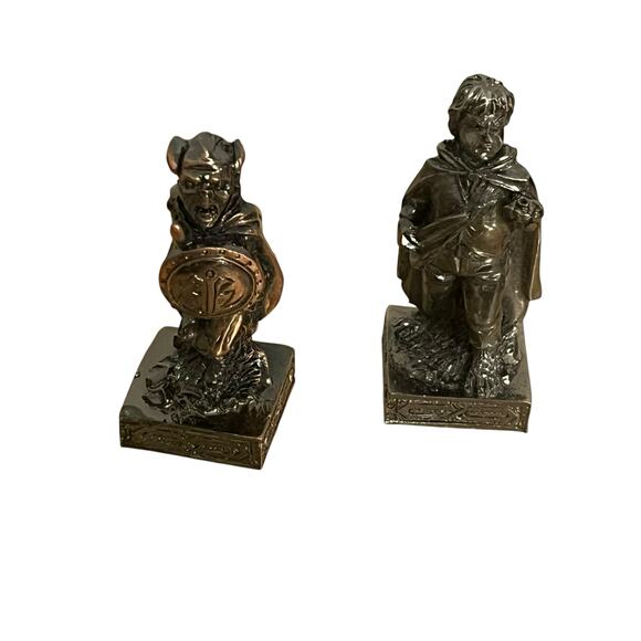 Design Toscano Mystical Legends Chess Set Silver Copper - Picture 10 of 16